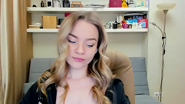 Kara Smith  online show from February 7, 11:45 pm