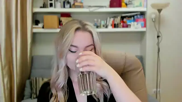 Kara Smith  online show from September 12, 10:10 pm