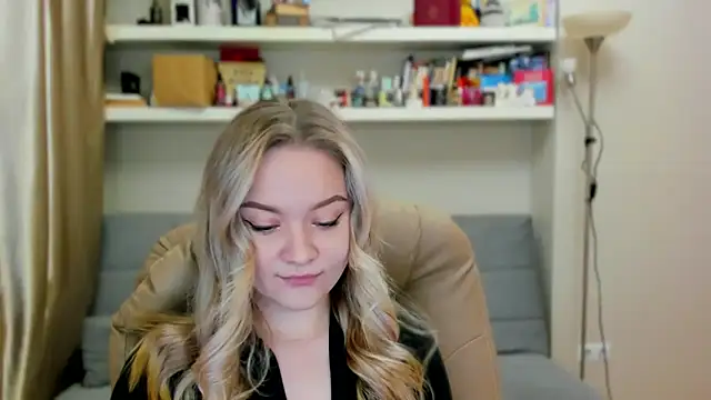 Kara Smith  online show from November 15, 11:10 pm