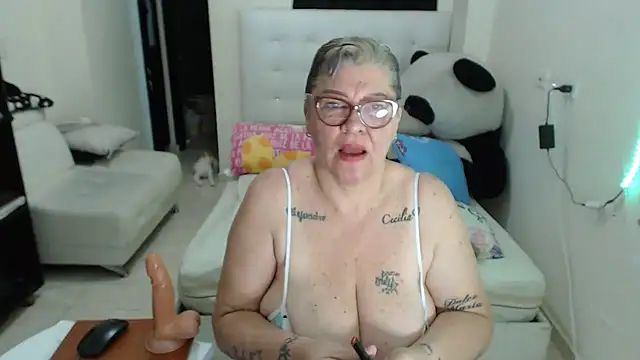 Snapshot of Olgahunder chatting on February 10, 5:11 am Olgahunder online show from February 10, 5:11 am