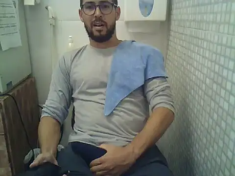 Snapshot of pdasgyn chatting on December 5, 5:42 pm pdasgyn online show from December 5, 5:42 pm