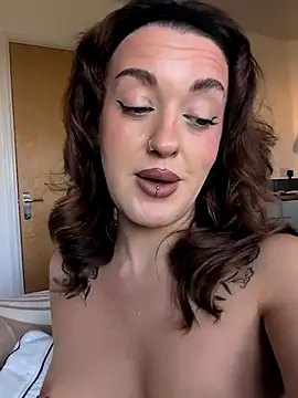 Snapshot of Petite_Juicy_Olive chatting on July 9, 8:07 am Petite Juicy Olive online show from July 9, 8:07 am
