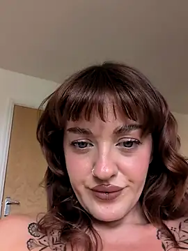 Snapshot of Petite_Juicy_Olive chatting on August 5, 9:45 am Petite Juicy Olive online show from August 5, 9:45 am
