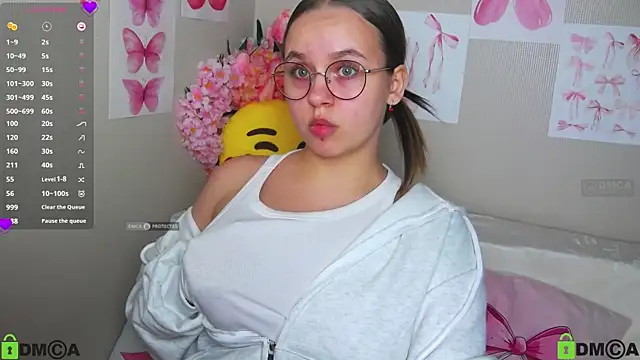 Snapshot of Lilysweet13 chatting on October 5, 1:53 pm Lilysweet13 online show from October 5, 1:53 pm