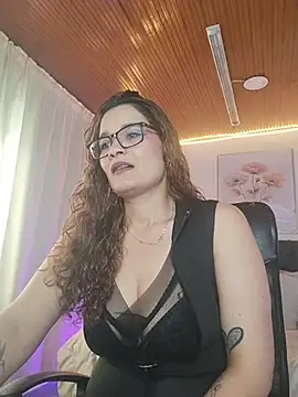 Snapshot of Rose_Thompson1 chatting on June 29, 1:33 pm Rose Thompson1 online show from June 29, 1:33 pm