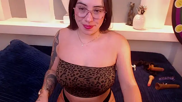 Snapshot of milu_w4llace chatting on December 13, 11:54 pm milu w4llace online show from December 13, 11:54 pm