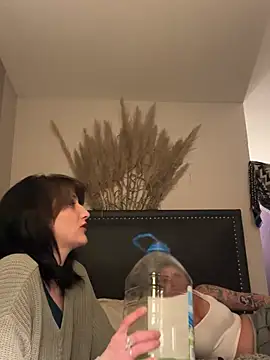 2brokegirlz online show from March 11, 6:00 am