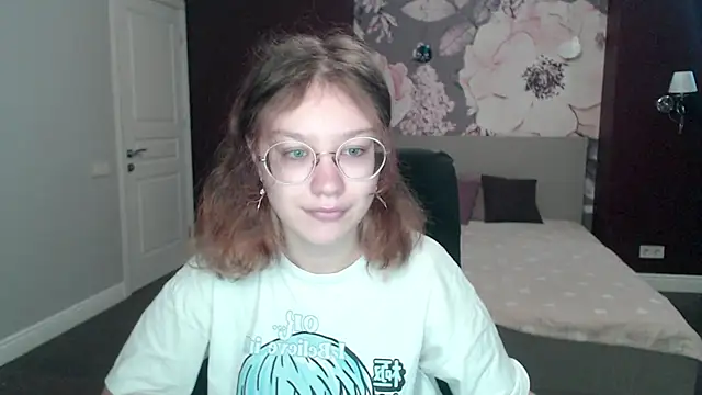 Snapshot of AngelinaLow chatting on March 18, 6:25 am AngelinaLow online show from March 18, 6:25 am