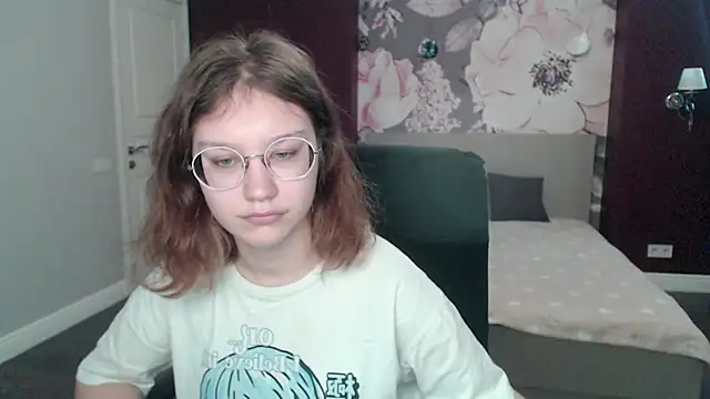 Snapshot of AngelinaLow chatting on March 18, 9:42 am AngelinaLow online show from March 18, 9:42 am