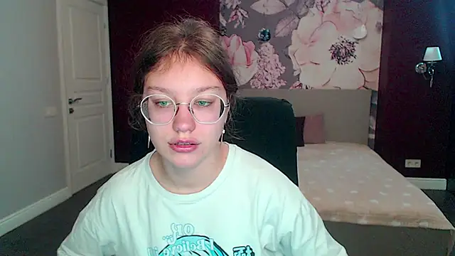 Snapshot of AngelinaLow chatting on March 19, 12:12 pm AngelinaLow online show from March 19, 12:12 pm