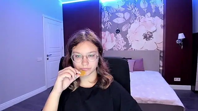 Snapshot of AngelinaLow chatting on September 8, 6:18 pm AngelinaLow online show from September 8, 6:18 pm