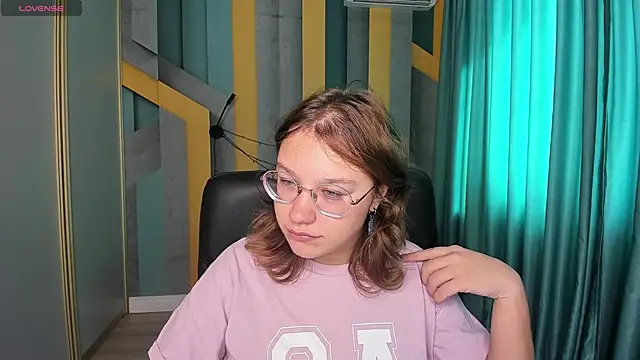 Snapshot of AngelinaLow chatting on September 15, 11:21 am AngelinaLow online show from September 15, 11:21 am