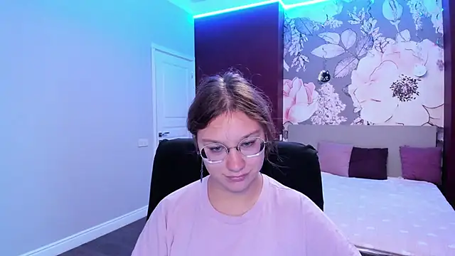 Snapshot of AngelinaLow chatting on September 17, 11:23 am AngelinaLow online show from September 17, 11:23 am