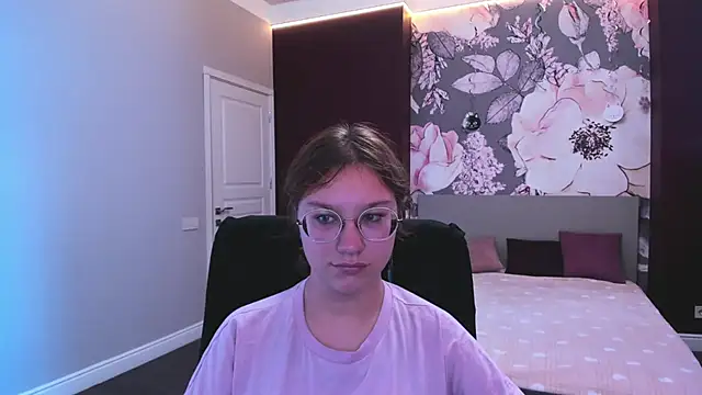 Snapshot of AngelinaLow chatting on September 18, 11:23 am AngelinaLow online show from September 18, 11:23 am