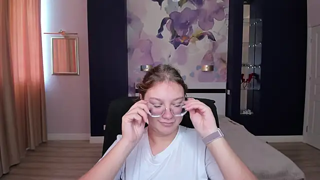 Snapshot of AngelinaLow chatting on September 25, 11:36 am AngelinaLow online show from September 25, 11:36 am