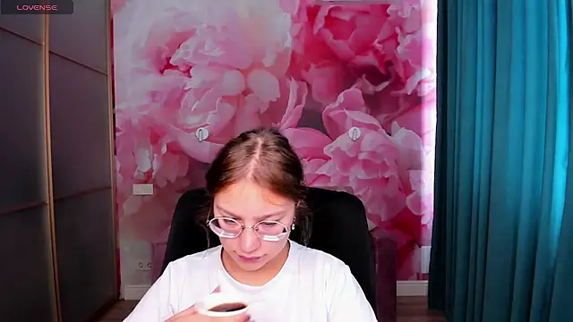 Snapshot of AngelinaLow chatting on September 28, 11:26 am AngelinaLow online show from September 28, 11:26 am