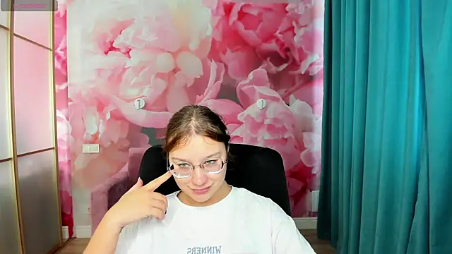 Snapshot of AngelinaLow chatting on September 29, 11:26 am AngelinaLow online show from September 29, 11:26 am