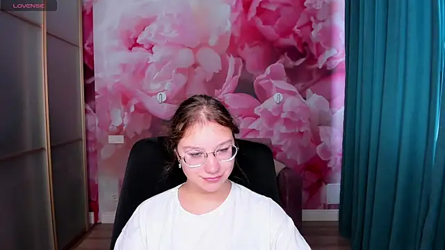 Snapshot of AngelinaLow chatting on October 1, 11:27 am AngelinaLow online show from October 1, 11:27 am