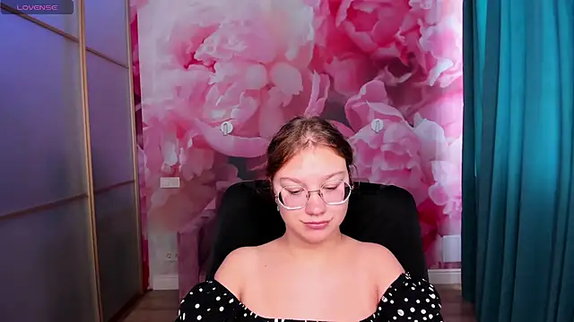 Snapshot of AngelinaLow chatting on October 5, 5:28 am AngelinaLow online show from October 5, 5:28 am