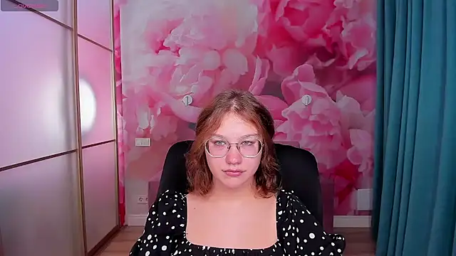 Snapshot of AngelinaLow chatting on October 8, 11:30 am AngelinaLow online show from October 8, 11:30 am