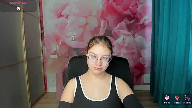 Snapshot of AngelinaLow chatting on October 13, 11:32 am AngelinaLow online show from October 13, 11:32 am