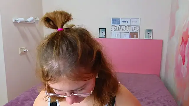 Snapshot of AngelinaLow chatting on October 14, 11:33 am AngelinaLow online show from October 14, 11:33 am