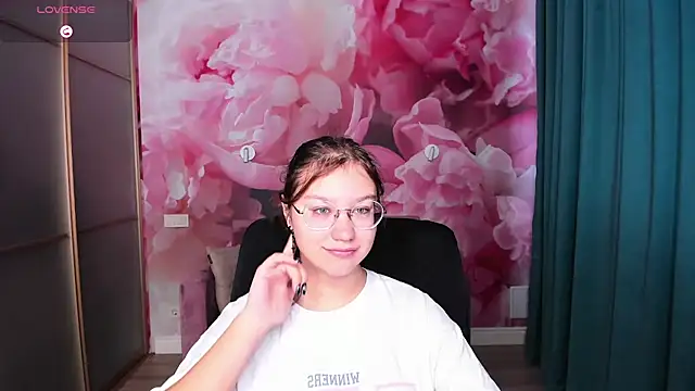 Snapshot of AngelinaLow chatting on October 19, 5:30 am AngelinaLow online show from October 19, 5:30 am