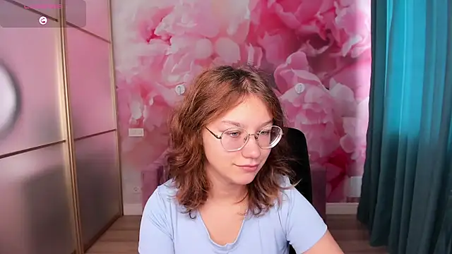 Snapshot of AngelinaLow chatting on October 26, 6:30 am AngelinaLow online show from October 26, 6:30 am