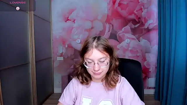 Snapshot of AngelinaLow chatting on November 3, 12:28 pm AngelinaLow online show from November 3, 12:28 pm