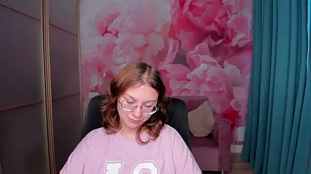 Snapshot of AngelinaLow chatting on November 4, 12:26 pm AngelinaLow online show from November 4, 12:26 pm