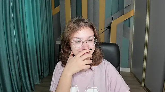 Snapshot of AngelinaLow chatting on November 8, 6:24 am AngelinaLow online show from November 8, 6:24 am