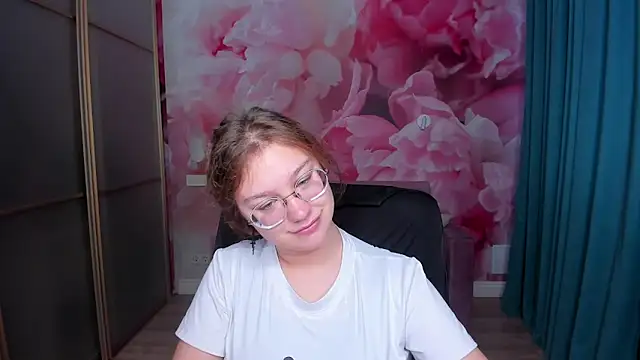 Snapshot of AngelinaLow chatting on November 9, 6:23 am AngelinaLow online show from November 9, 6:23 am