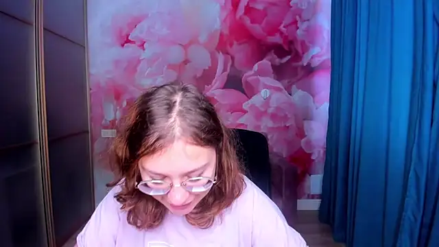 Snapshot of AngelinaLow chatting on November 17, 12:22 pm AngelinaLow online show from November 17, 12:22 pm