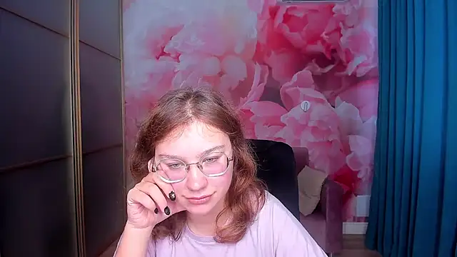 Snapshot of AngelinaLow chatting on November 18, 12:42 pm AngelinaLow online show from November 18, 12:42 pm