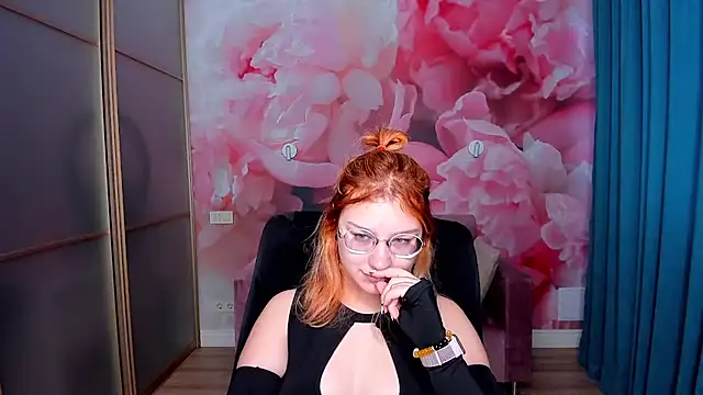 Snapshot of AngelinaLow chatting on December 2, 12:32 pm AngelinaLow online show from December 2, 12:32 pm