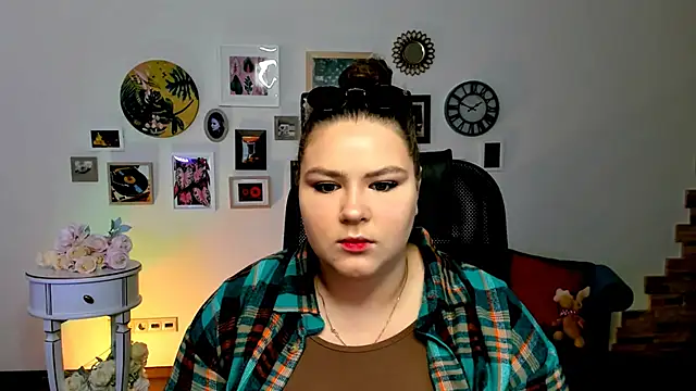 FlorenceAnderson online show from March 22, 9:45 am