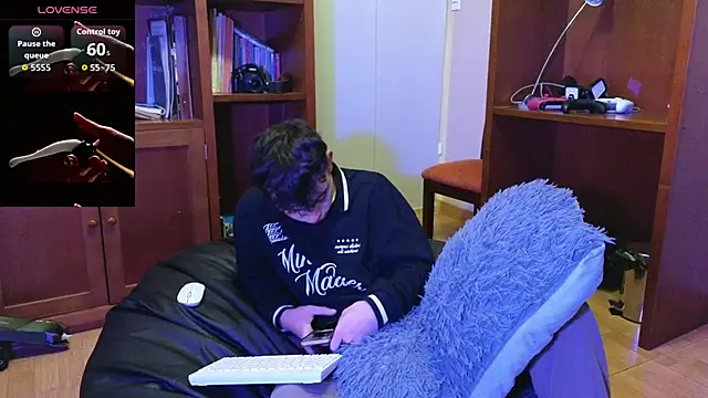lukeboyce33 online show from May 9, 1:33 am