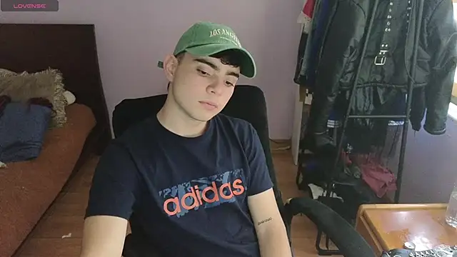lukeboyce33 online show from May 19, 10:05 pm