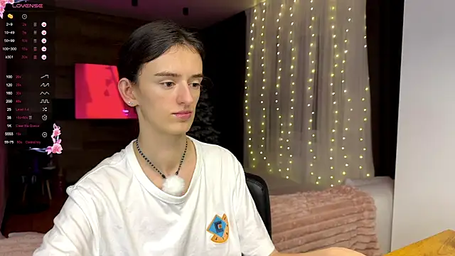 Snapshot of TwinTemptations chatting on December 2, 9:32 pm TwinTemptations online show from December 2, 9:32 pm