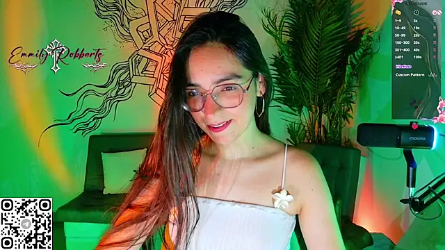 Snapshot of Emmi_Roberts chatting on April 25, 11:35 pm Emmi Roberts online show from April 25, 11:35 pm