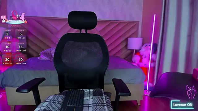 Snapshot of alice_kingsley_ chatting on December 13, 8:58 pm alice kingsley online show from December 13, 8:58 pm