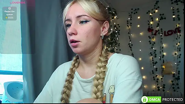 Snapshot of Mia__Kitty chatting on October 17, 12:30 pm Mia Kitty online show from October 17, 12:30 pm