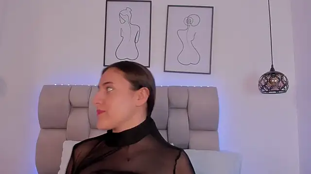 Hanna Evans   online show from November 28, 12:30 pm