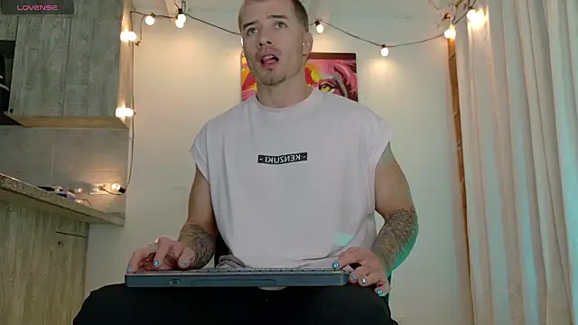 Snapshot of Ryannblue07 chatting on November 19, 10:43 pm Ryannblue07 online show from November 19, 10:43 pm