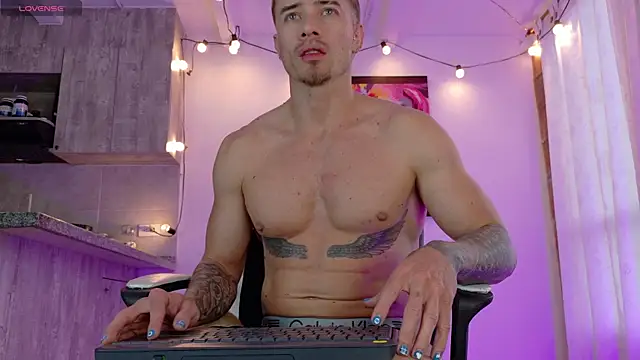 Snapshot of Ryannblue07 chatting on December 1, 9:20 pm Ryannblue07 online show from December 1, 9:20 pm