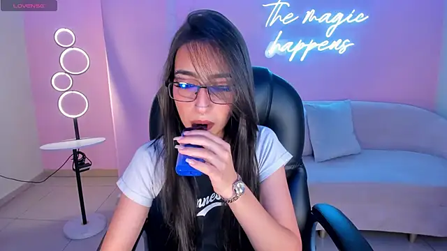 Snapshot of LarisaSmirnov chatting on November 18, 3:23 am LarisaSmirnov online show from November 18, 3:23 am