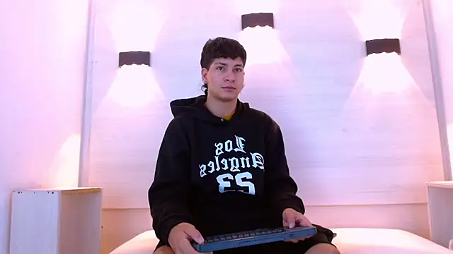 Jhojan twink online show from December 19, 1:18 pm