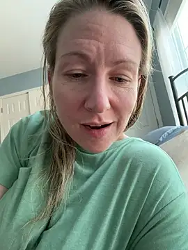 Snapshot of LittleMsMILF chatting on February 25, 9:46 pm LittleMsMILF online show from February 25, 9:46 pm