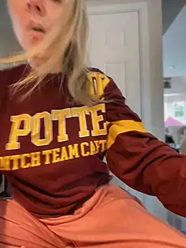 LittleMsMILF online show from March 3, 5:30 pm