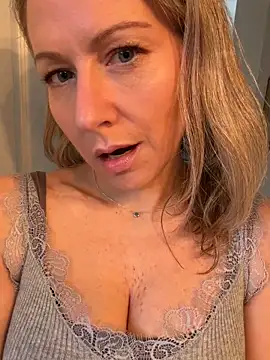 LittleMsMILF online show from March 9, 6:45 pm